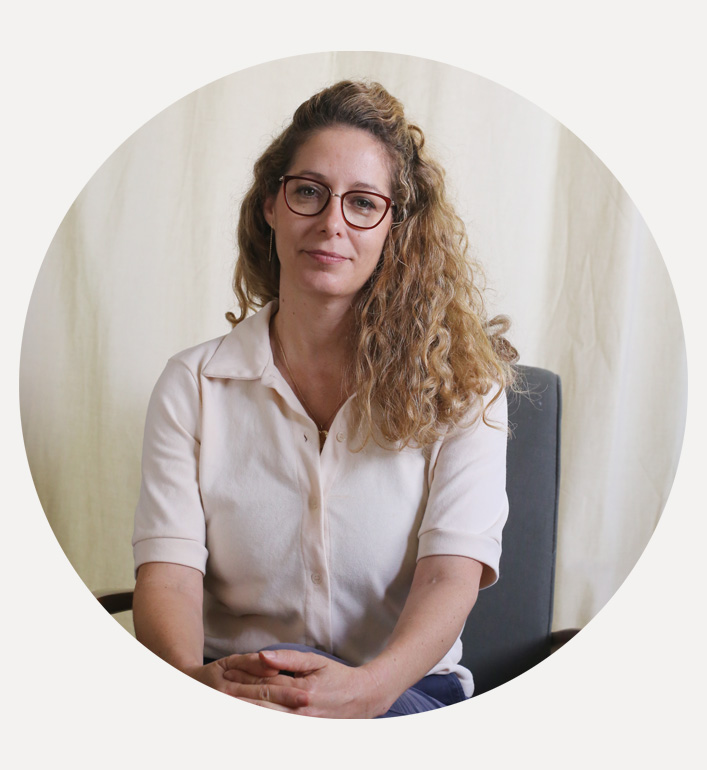 קרן יושבת בתוך עיגול