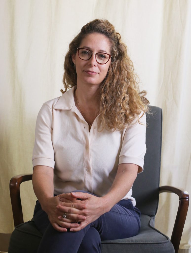 קרן יושבת על כורסה